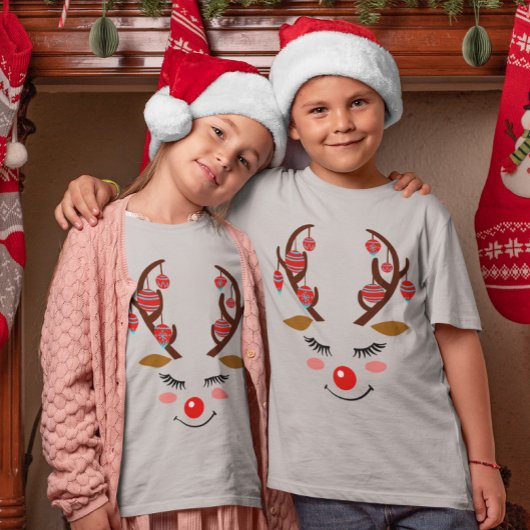 愛らしい鹿顔とオーナメントの〔雄ジカの〕枝角 Tシャツ