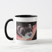 愛らしい黒いフェレットの写真 マグカップ (左)