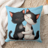 愛らしい黒猫と白猫のハグ 愛に満ちて クッション (ブランケット)
