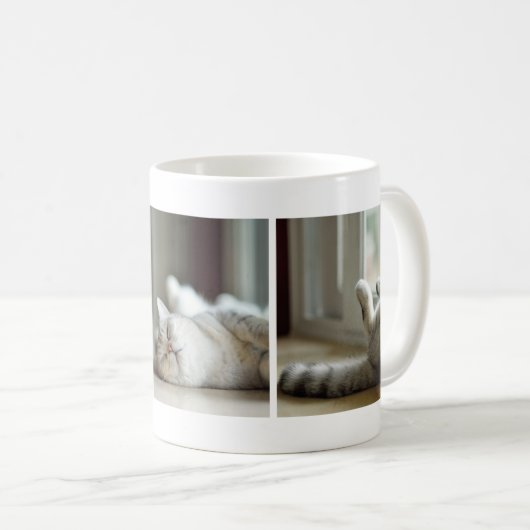 愛らしい、疲れた猫好きの写真家のコラージュマグ コーヒーマグカップ (正面右)