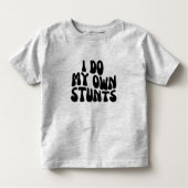 愛らしい「私が自分でスタントをする」少年 トドラーTシャツ (正面)