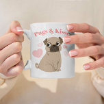 愛らしいPug「Pugs and Pults」のキスカスタム写真 コーヒーマグカップ<br><div class="desc">かわいいパグをテーマにしたデザインは、甘くてパッおもしろいプの子犬のイラストレーションを特徴とする。このデザインはパーソナライズされた、あなたのテキストとペットの写真で簡単に行うことができる。</div>