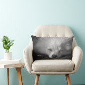 愛らしくかわいい居眠りのポメラニア犬のモノグラム ランバークッション (椅子)