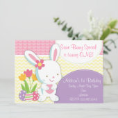 愛らしくガーリーなイースターのウサギの誕生日の招待状 招待状 (スタンド正面)