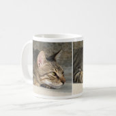 愛らしく思慮深い虎猫猫のマグ コーヒーマグカップ (正面左)
