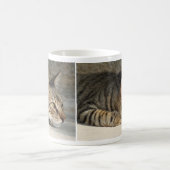 愛らしく思慮深い虎猫猫のマグ コーヒーマグカップ (中央)