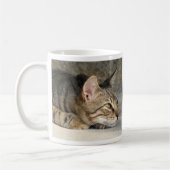 愛らしく思慮深い虎猫猫のマグ コーヒーマグカップ (左)