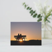 愛をテーマに、カップルは太陽Gとしてベンチに座る ポストカード (スタンド正面)