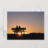 愛をテーマに、カップルは太陽Gとしてベンチに座る ポストカード (正面/裏面)