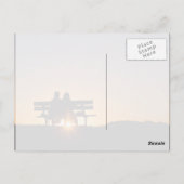 愛をテーマに、カップルは太陽Gとしてベンチに座る ポストカード (裏面)