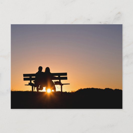 愛をテーマに、カップルは太陽Gとしてベンチに座る ポストカード (正面)