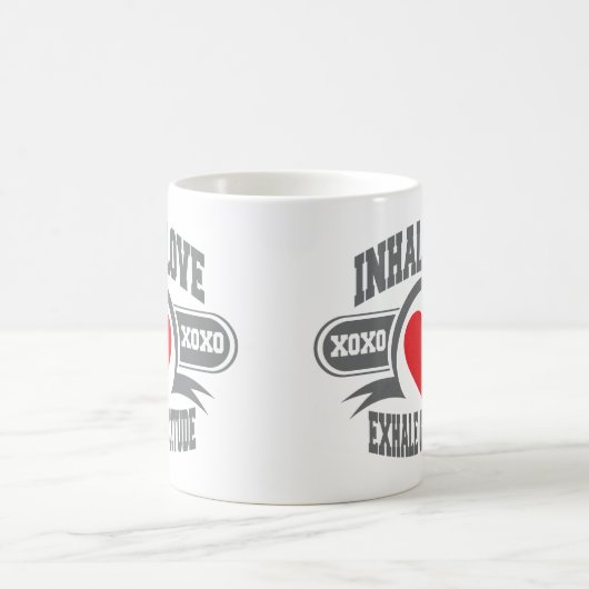 愛を吸い込んで下さい、感謝を吐き出して下さい コーヒーマグカップ (中央)