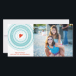 愛を広げよう シーズンカード<br><div class="desc">このカードでお気に入りの写真を披露しましょう。PiPo Pressのシンプルなデザインで、青い円の輪と赤いハートが特徴です。このカードは、愛する人たちに休暇シーズンに「愛を広げる」メッセージを伝えることができます。</div>