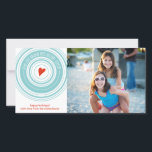 愛を広げよう シーズンカード<br><div class="desc">このカードでお気に入りの写真を披露しましょう。PiPo Pressのシンプルなデザインで、青い円の輪と赤いハートが特徴です。このカードは、愛する人たちに休暇シーズンに「愛を広げる」メッセージを伝えることができます。</div>