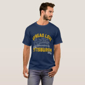 愛を広げよう、ピッツバーグ流 Tシャツ (正面フル)