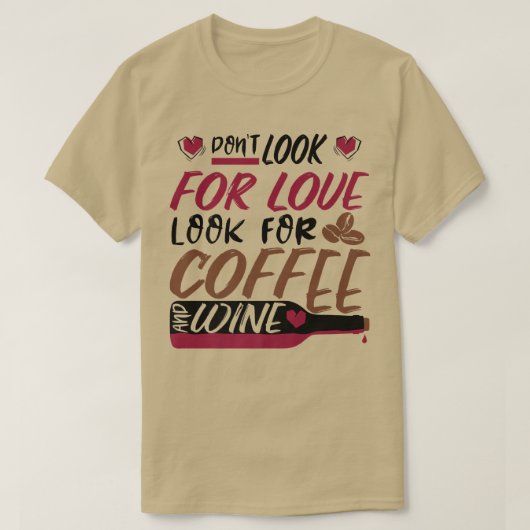愛を探さないで、コーヒーとワインプレミを探す Tシャツ (デザイン正面)