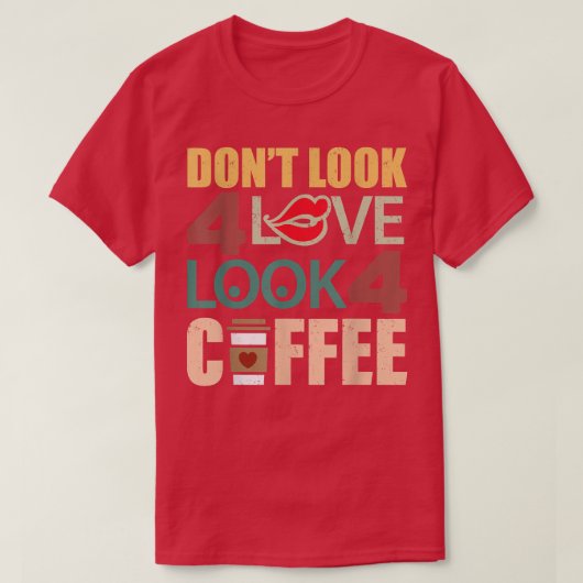 愛を探さないコーヒーモーニングカフェインを探す Tシャツ (デザイン正面)