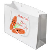 愛を込めて焼いたオレンジ色のパンのカップル絵文字（名前を追加） ラージペーパーバッグ (裏面アングル)