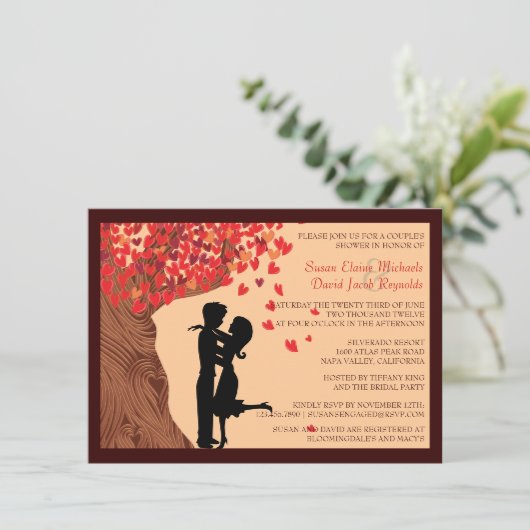 愛カップルの落ちるハートのオークの木のカップルのシャワー 招待状 (スタンド正面)