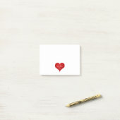 愛タイポグラフィのバレンタインが付いているかわいい赤いハート ポストイット (デスク上)