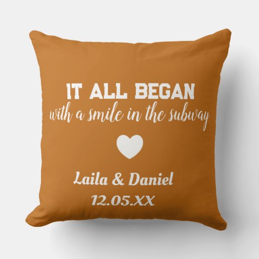 愛パーソナライズされた物語サブウェイ枕 – 名前&日付 クッション (正面)