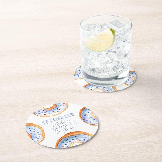 愛ピンクのドーナツの赤ちゃんシャワーが散在 ラウンドペーパーコースター (インサイチュ)