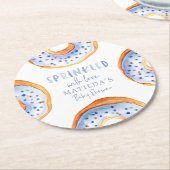 愛ピンクのドーナツの赤ちゃんシャワーが散在 ラウンドペーパーコースター (アングル)