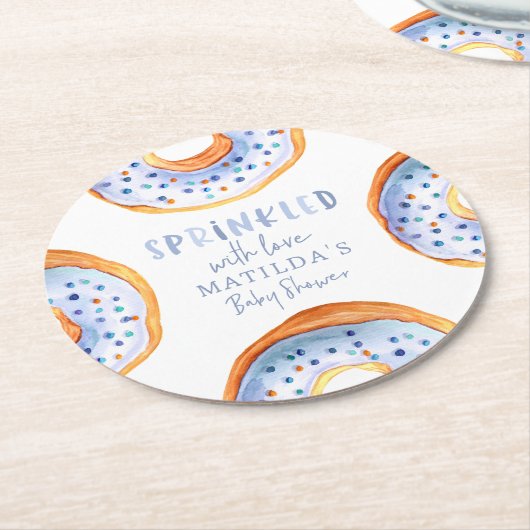 愛ピンクのドーナツの赤ちゃんシャワーが散在 ラウンドペーパーコースター (アングル)