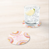 愛ピンクのドーナツの赤ちゃんシャワーが散在 ラウンドペーパーコースター (インサイチュ)