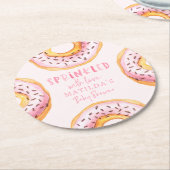 愛ピンクのドーナツの赤ちゃんシャワーが散在 ラウンドペーパーコースター (アングル)