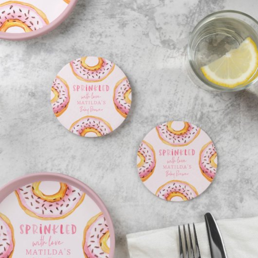 愛ピンクのドーナツの赤ちゃんシャワーが散在 ラウンドペーパーコースター