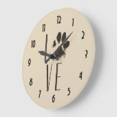 愛ペット足のプリントのブラウンのグランジなタイポグラフィ ラージ壁時計 (傾斜)