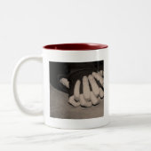 愛マグがあっている持ちなさいところ ツートーンマグカップ (左)