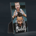 愛モダンしてるパパの脚本カスタム写真 フォトプラーク<br><div class="desc">「I Love you モダン Daddy」という言葉に美しいタイポグラフィを使えば、このパパと子ども写真は自分の写真と一緒に簡単にパーソナライズされた楽しめるこお気に入りのとができる。イーゼルのスタンドを持つ写真のプラークを大切にし、表示，写真の枠のモダンオプション。父与えの日、彼の誕生日、クリスマス、またはちょうど理由のためのパパに。垂直方向の形式</div>