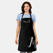 愛モノグラムの黒エプロン名 エプロン (着用した状態)
