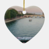 愛ロックが付いているパリの美しい夕べの空 セラミックオーナメント (裏面)