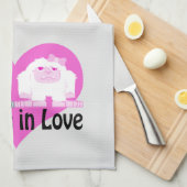 愛信じで！キュートなイェティス キッチンタオル (四つ折り)