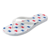 愛国の赤と青のカニのパターンかわいいおもしろい ビーチサンダル (アングル)