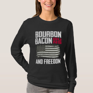 愛国アメリカ国旗バーボンバコンの銃とフリ Tシャツ