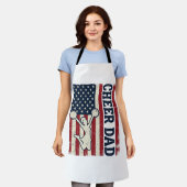 愛国アメリカ国旗ベクターTシャツデザイン お父さんを応援 エプロン (着用した状態)