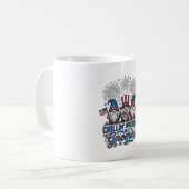 愛国グノーム+私のグノーム仲間と一緒にくつろぎTシャツデザイン コーヒーマグカップ (正面左)