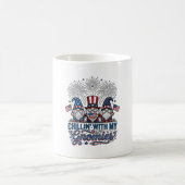 愛国グノーム+私のグノーム仲間と一緒にくつろぎTシャツデザイン コーヒーマグカップ (中央)