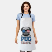 愛国パグ ビンテージ風 彫刻Tシャツ デザイン_1 エプロン (着用した状態)