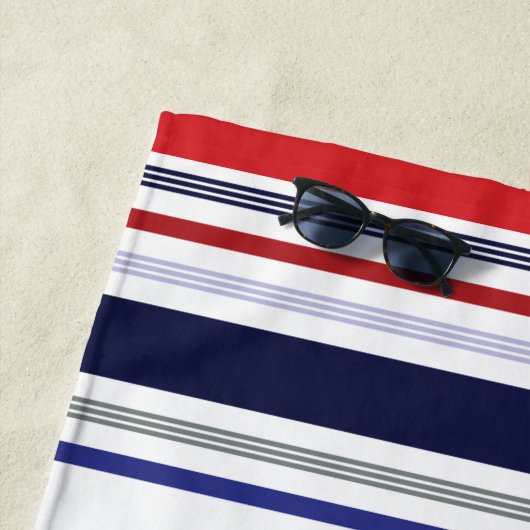 愛国パーソナライズされた赤白青ストライプ ビーチタオル (インサイチュ)