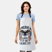 愛国主義者イーグルTシャツ アメリカを愛するか去るか_ エプロン (着用した状態)