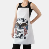 愛国主義者イーグルTシャツ アメリカを愛するか去るか_ エプロン (インサイチュ)