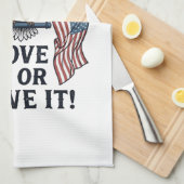愛国主義者イーグルTシャツ アメリカを愛するか去るか_ キッチンタオル (四つ折り)