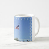 愛国心あふれるアメリカ国旗デザインのカップ。 コーヒーマグカップ (正面右)