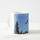 愛国心あふれるアメリカ国旗デザインのカップ。 コーヒーマグカップ (正面左)