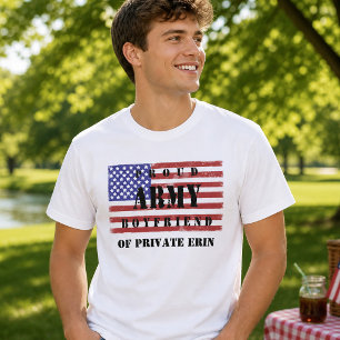 愛国心あふれるプライド高き陸軍の彼氏 フラッグ Tシャツ